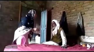 मुस्लिम औरत को उसके घरवालो ने चोदा