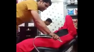 ब्यूटी पार्लर मे भाभी ने चूत चटवाई