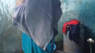 देहाती चाची का नहाने का नंगा वीडियो