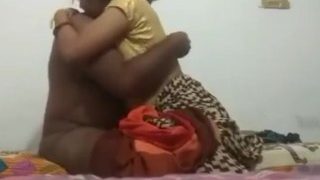 देहाती भाभी के बूब्स के साथ मस्ती