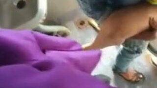 चलती हुई ट्रेन मे भाभी को पता के चोदा