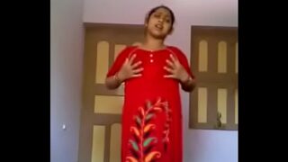 सेल्फिे वीडियो मे भाभी का सेक्सी स्ट्रीप कांड