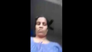 मल्लू मिल्फ़ नई अपनी तांगे उठाके दिखाई अपनी बड़ी चूत