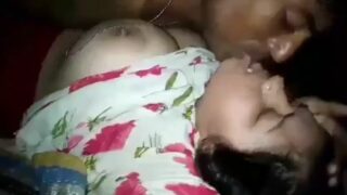 अपनी मोटी बीवी को चोद निकला लंड का पानी