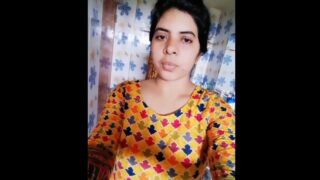 भाभी नई अपने बड़े बूब्स को दिखाते हुए का बनाया सेल्फिे
