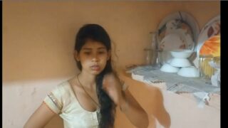 सेक्सी स्लिम भाभी अपने लवर से चुड रही है