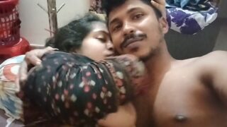 बिंगाली हाउसवाइफ की छूट को चाटके छोड़ा उसके पति नई