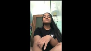 लटकते हुए बड़े बूब्स ओर चिकनी छूट को दिखाई