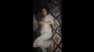 पाकिस्तानी भाभी चूड़ी अपने पति से डिफ़र्रेंट पोज़िशन मई