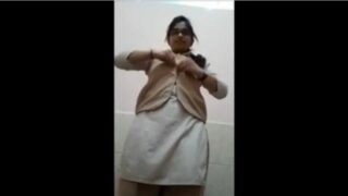 देसी मिलफ आंटी का बातरूम का बॉटल सेक्स वीडियो