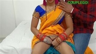 घर पर सुन्दर ममी की गीली बुर को मस्ती से छोड़ा