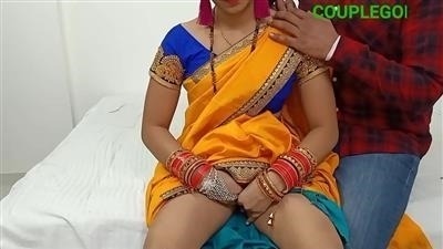 घर पर सुन्दर ममी की गीली बुर को मस्ती से छोड़ा